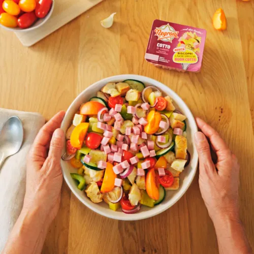 Panzanella toscana con cubetti di cotto Negroni, pomodorini freschi e albicocche