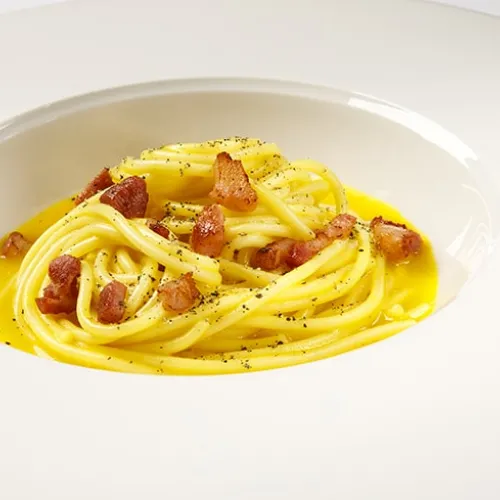 Spaghettone con crema di riso, zafferano e Cubetti di pancetta affumicata 