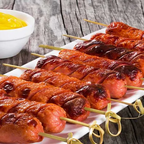 Spiedini di wurstel grigliati