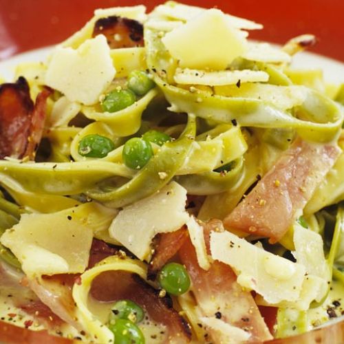 Tagliatelle pasta with dry-cured ham and peas