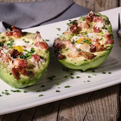 Avocado al forno con uovo di quaglia, pancetta e gratin di pecorino