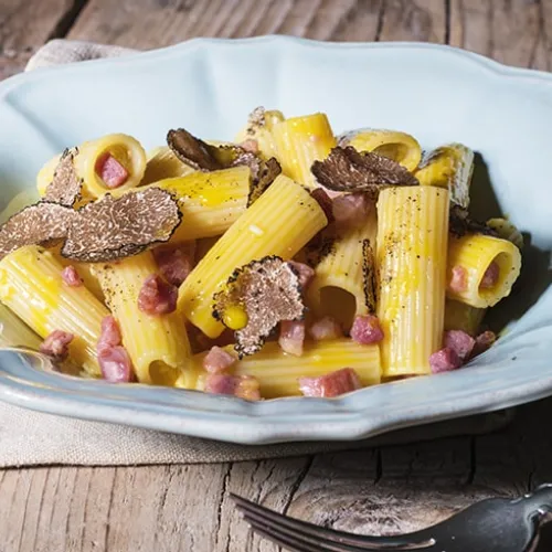 Rigatoni alla carbonara con tartufo nero