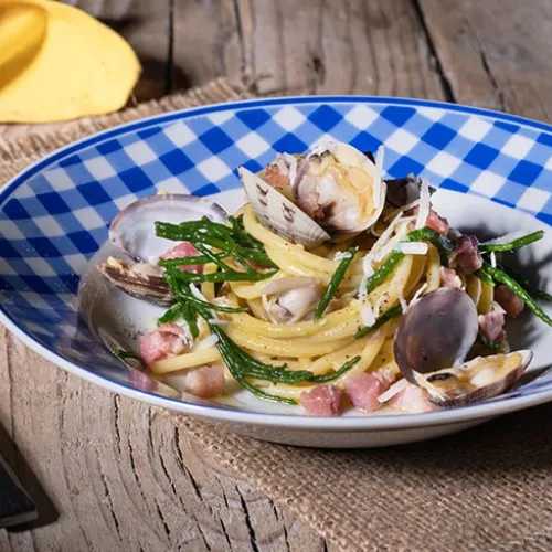 Spaghetti alla carbonara di vongole, pancetta e scaglie di pecorino