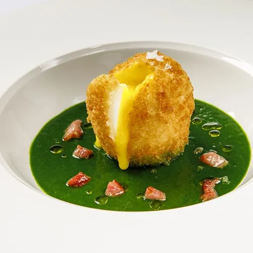 Uovo morbido croccante su crema di spinaci