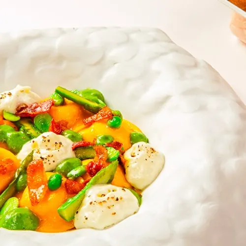 Ravioli alla carbonara con Petali di guanciale Negroni e spuma di pecorino 