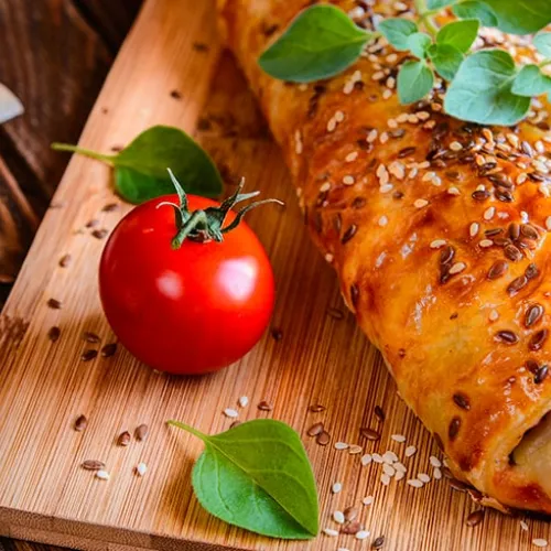 Strudel salato con pancetta, provola e porro