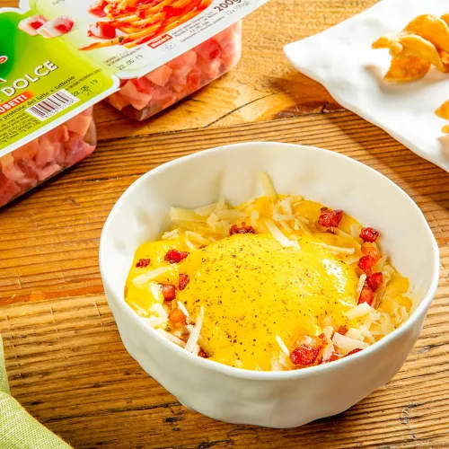 Spuma di carbonara con pasta soffiata, cubetti di pancetta dolce e pecorino