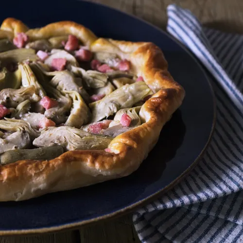 Torta salata con cuori di carciofo, pancetta e scamorza