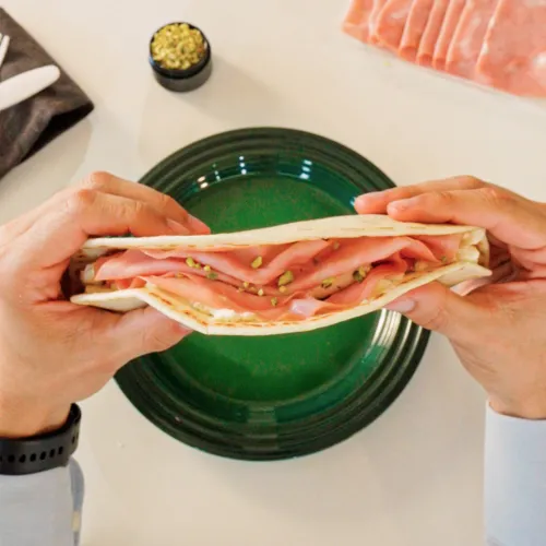 Tortilla fatta in casa con mortadella Negroni, robiola aromatizzata e granella di pistacchi
