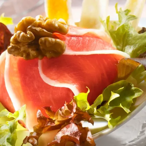 Tourte à la ricotta enrubannée de Jambon Cru