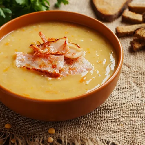 Zuppa di topinambur con pancetta croccante