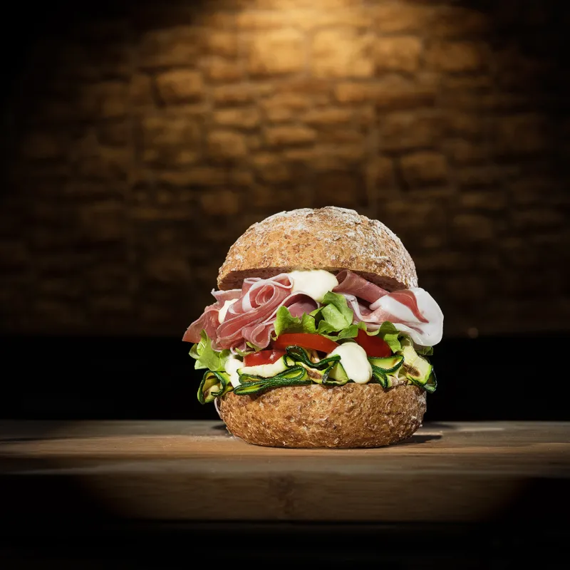 Panino integrale con prosciutto crudo, maionese e zucchine