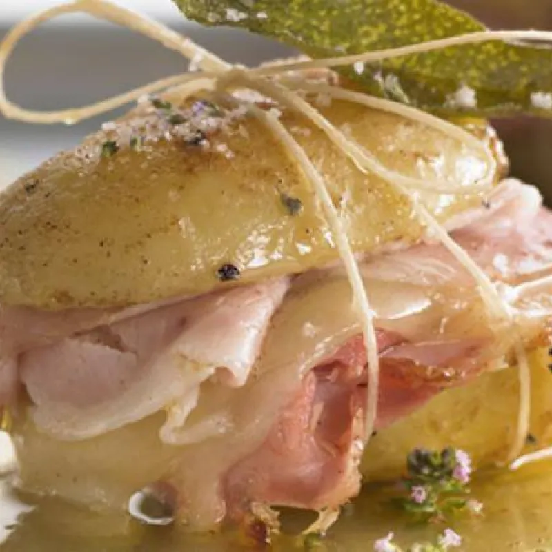 Panino senza pane con patate ripiene di prosciutto e formaggio