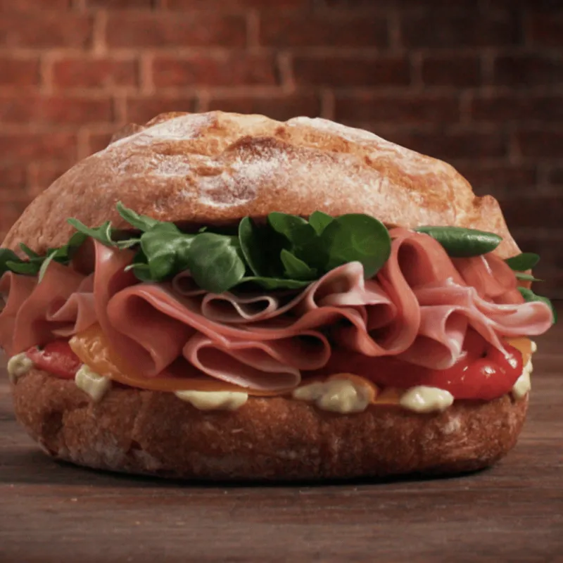 Panino con la mortadella, peperoni alla griglia con salsa tartara e insalata estiva