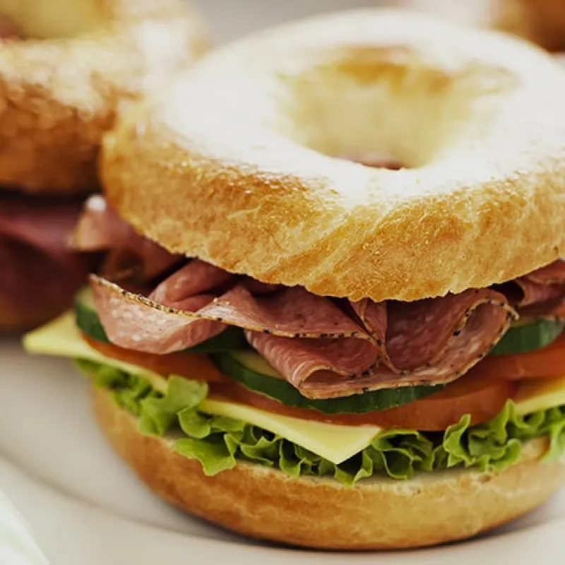 Bagel con culatello, radicchio e formaggio