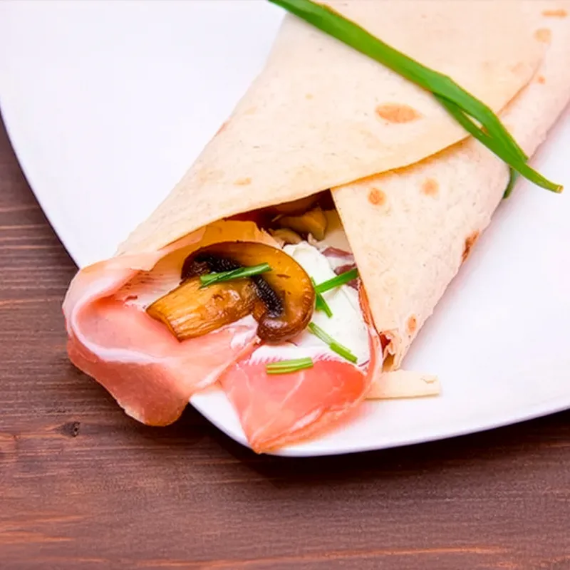 Piadina con prosciutto crudo, funghi champignon e robiola