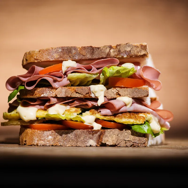 Panino con mortadella, frittata e maionese