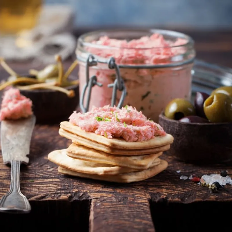 mousse di mortadella spalmata su crostini 