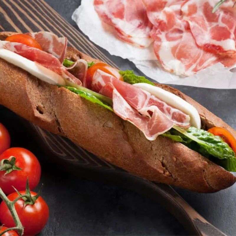 Panino con culatello, stracciatella e peperoni fritti