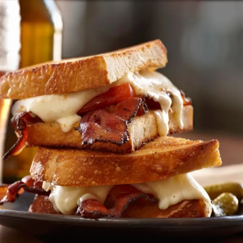 Panino farcito alla piastra con speck, funghi e fonduta ricetta