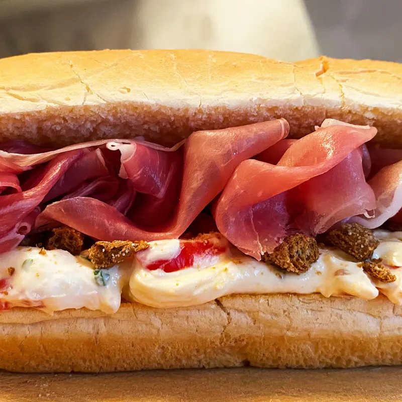 Panino morbido al prosciutto crudo Stella Negroni con robiola e pomodorini 