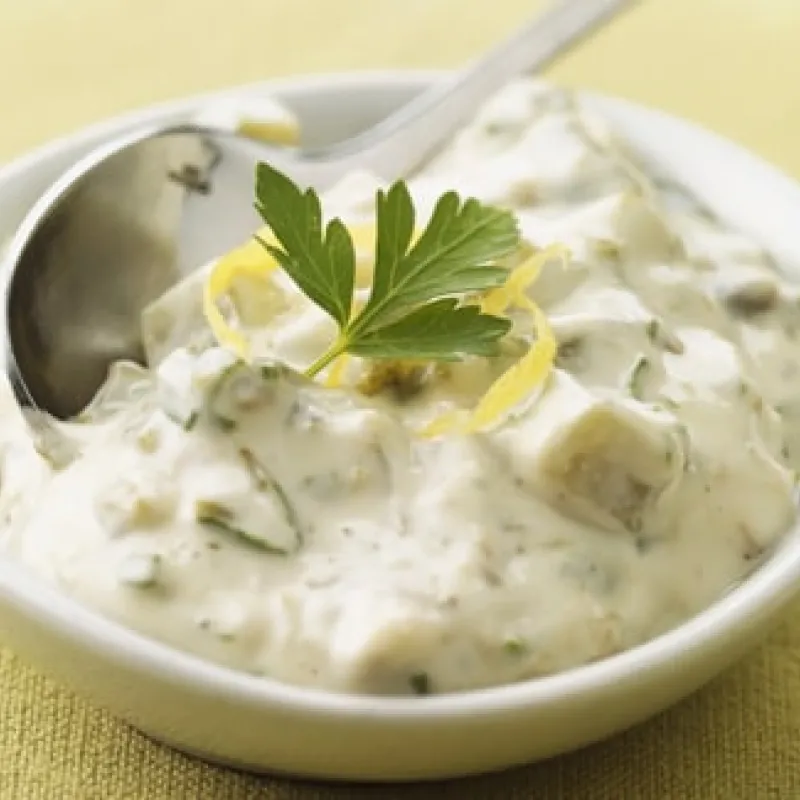 Ciotola piena di salsa tartara