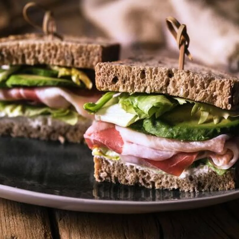 Tramezzini estivi farciti con pancetta Negroni, avocado e formaggio