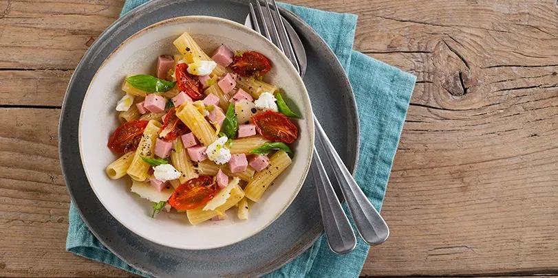 Pasta con pomodorini arrosto, cubetti di cotto e ricotta al limone