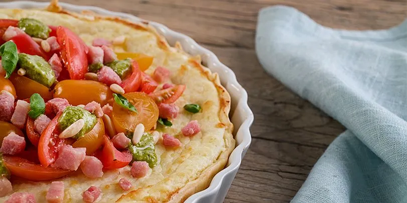 Torta salata con ricotta, cubetti di pancetta croccanti e pesto
