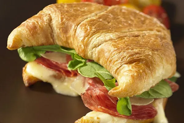 Croissant salati ripieni 
