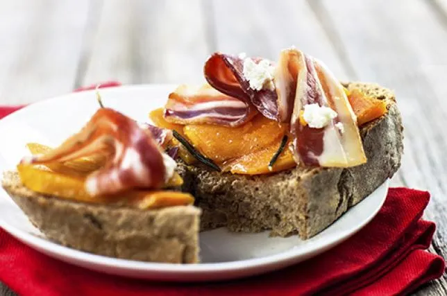 Crostino di pane con crema di zucca e bacon
