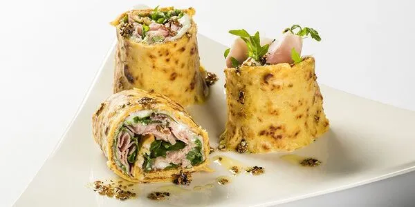 Rotolo di piadina di ceci al sesamo con rucola, stracchino e Gran Cotto Negroni