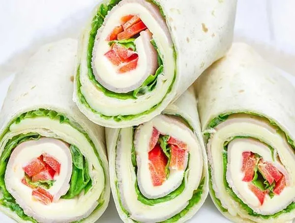Rotolo di piadina con prosciutto cotto, formaggio e lattuga