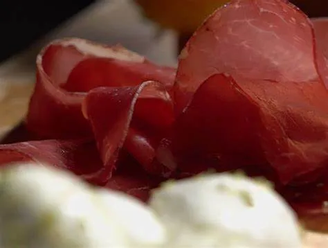 Tagliere estivo con Bresaola Punta d’Anca Negroni, Prosciutto Crudo Negroni e scaglie di Grana