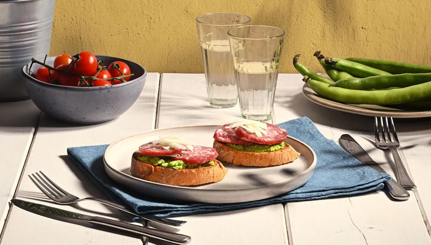 Bruschetta con purea di fave e fette di Negronetto