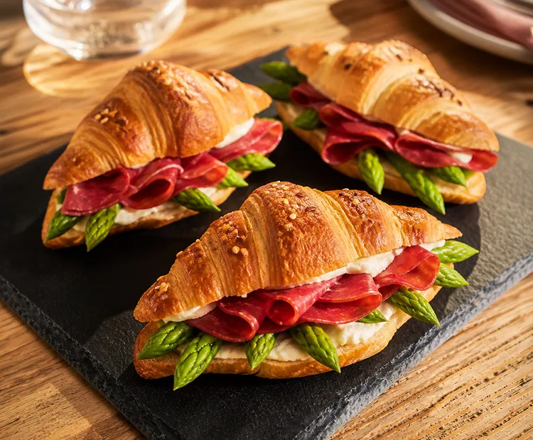 Cornetti salati con bresaola squacquerone e asparagi