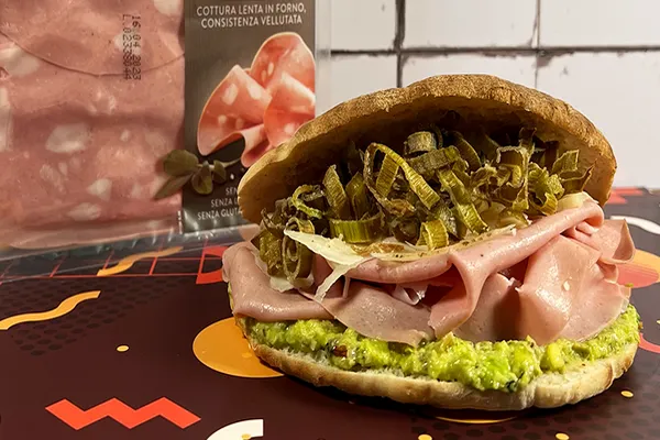 Panino con Mortadella Negroni, pecorino a scaglie e fave fresche