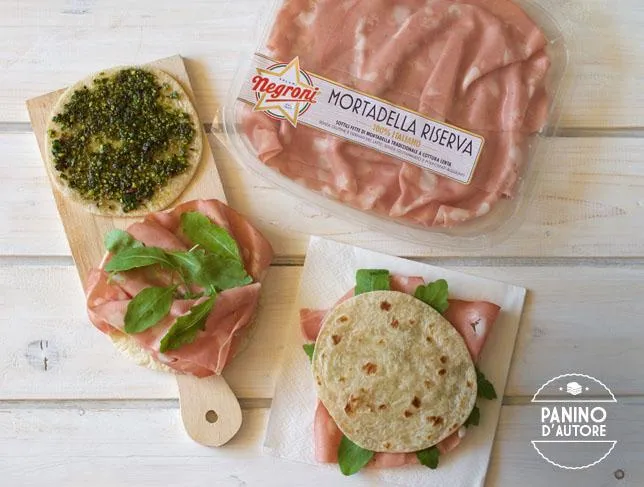 Piadina con mortadella crema di pistacchi e songino