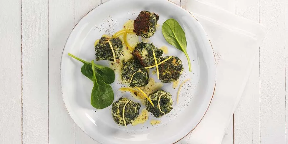 Impasto dei canederli con pane raffermo e spinaci
