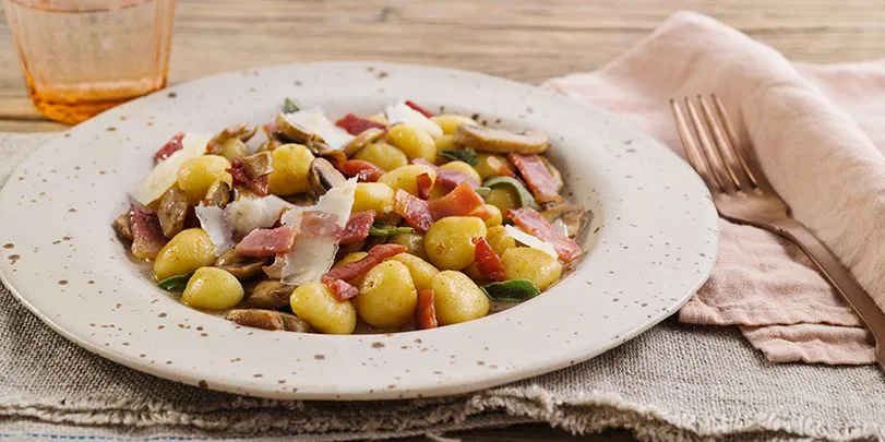 Gnocchi con champignon salvia grana e foglie di speck croccante
