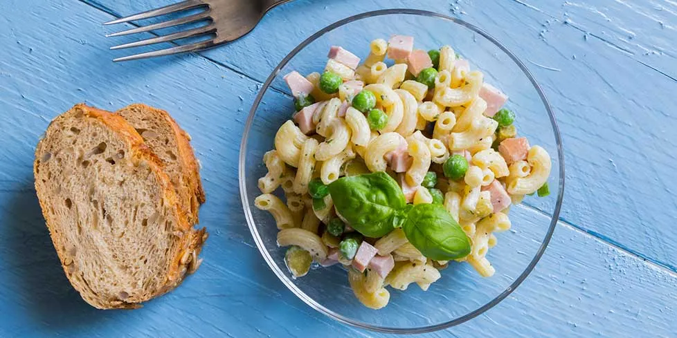 Insalata di pasta estiva con piselli e cubetti di cotto