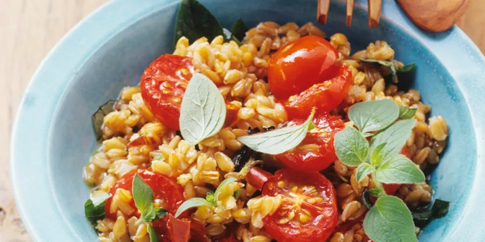Insalata di farro fredda con prosciutto cotto 