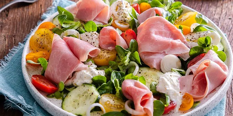 Insalata con burratina, prosciutto cotto, pesche e pomodorini