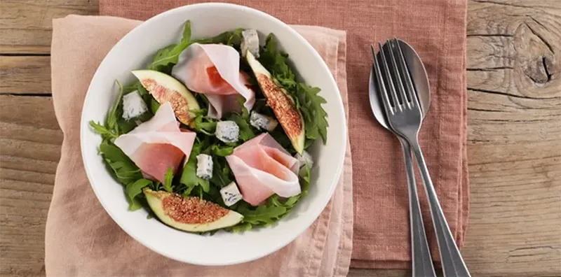 Insalata di fichi con prosciutto cotto Negroni, rucola e formaggio erborinato
