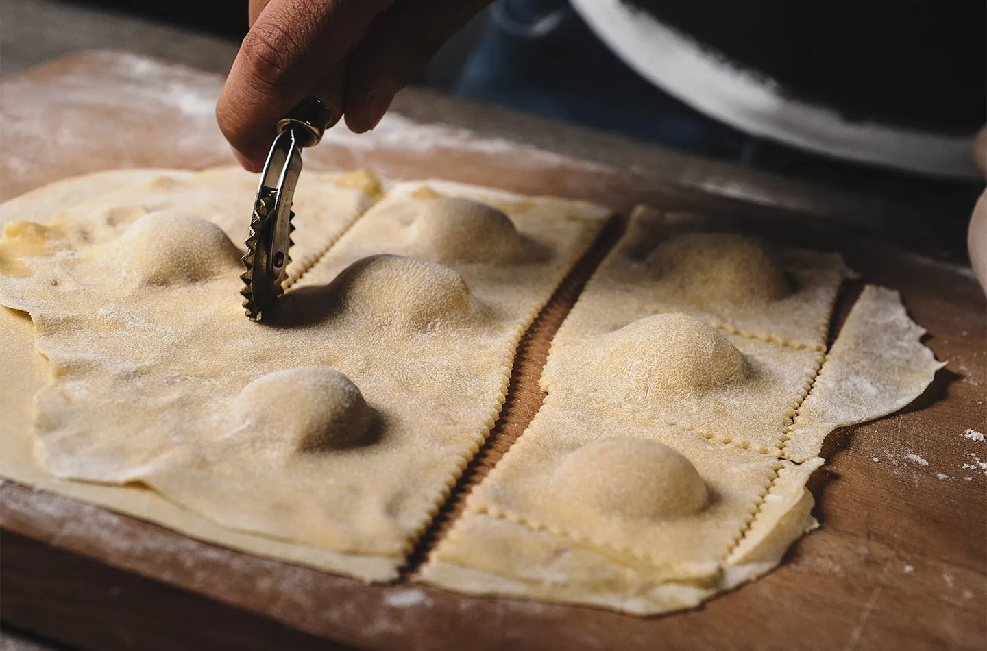 interna_Mit rohem Schinken gefüllte Ravioli und Stängelkohlsauce