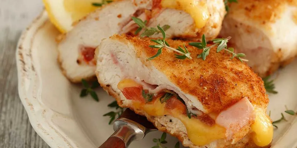 Involtini di pollo ripieni di prosciutto cotto e formaggio