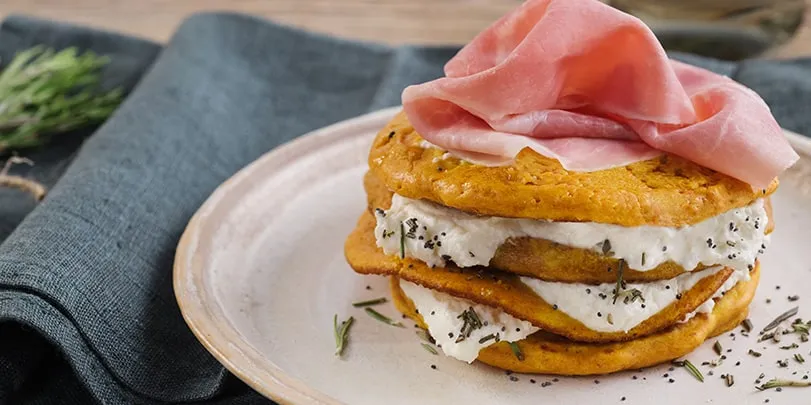 Pancake salati di zucca con prosciutto cotto, caprino e semi di papavero