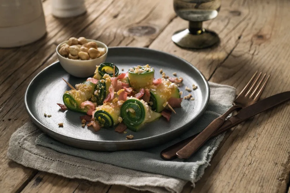 Involtini di zucchine gratinati con guanciale e granella di nocciole