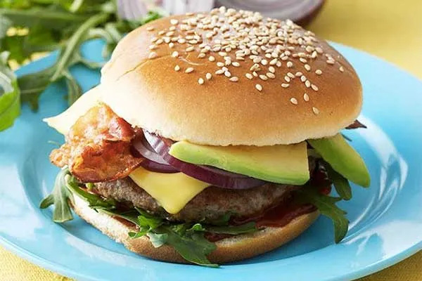 Hamburger americano con bacon e avocado per brunch