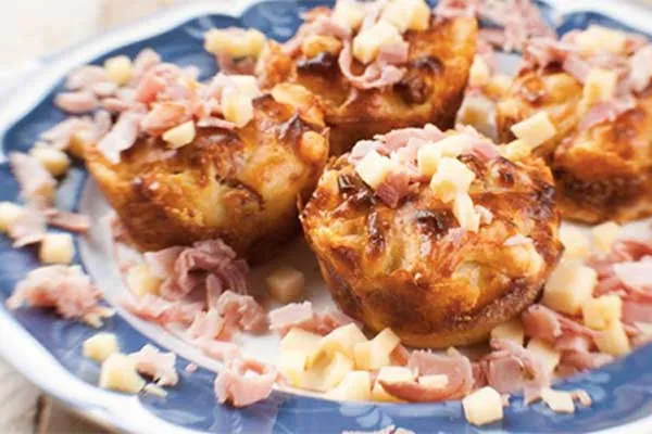 Muffin salati con verdure e salumi per brunch americano